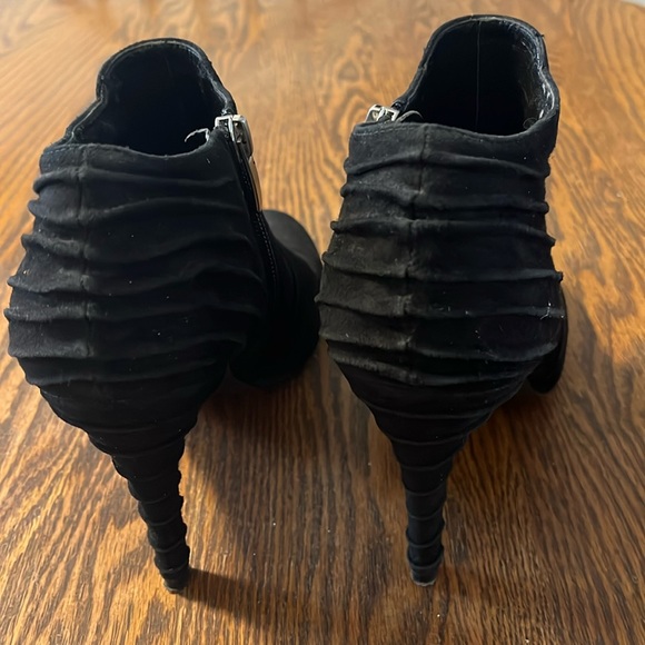 Enzo Angelina suede booties. - Picture 2 of 9